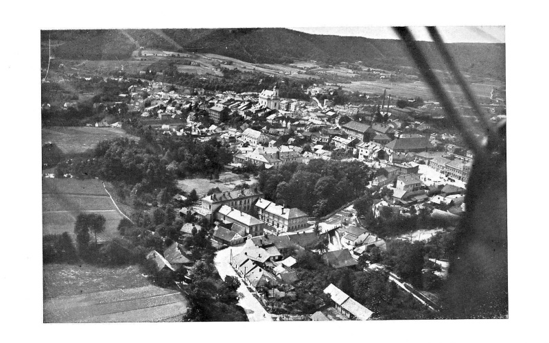 Letecký snímek školy z roku 1930